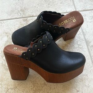 White Mountain Black Mules with Wooden Platform